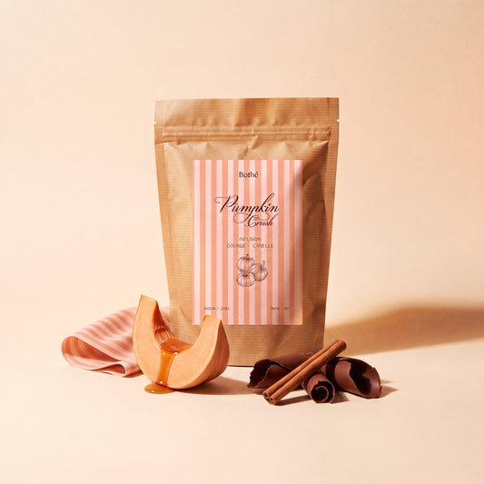 Sachet kraft Bothé PUMPKIN CRUSH, infusion courge cannelle, avec un quartier de courge nappé de caramel, bâton de cannelle et copeaux de chocolat