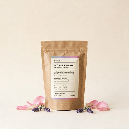 Kraftpapier-Beutel von Bothé „WONDER MAMA“, Kräutertee für den Frauenzyklus, umhüllt von Lavendelzweigen und Rosenblättern