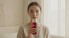 Vidéo hero Fais-Moi Fondre — femme buvant l'infusion hibiscus dans la bouteille en verre Bothé (16:9)